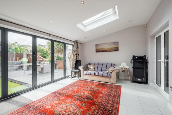 5 bed Detached for sale Image 9
