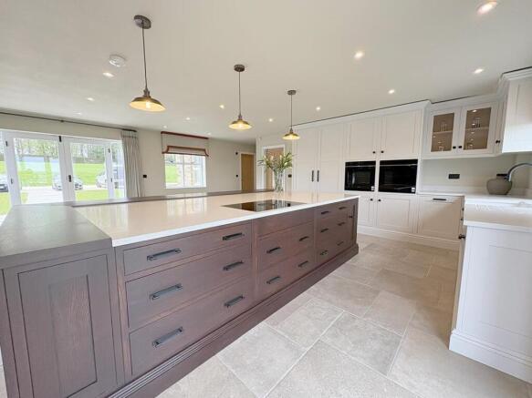 4 bed House to rent Image 5