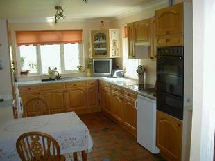 FITTED KITCHEN