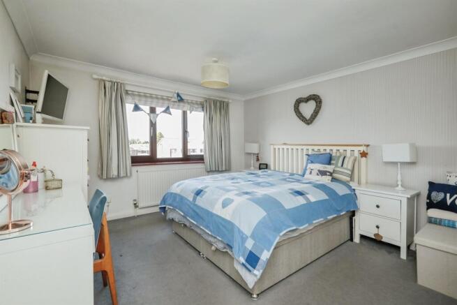 5 bed Detached for sale Image 11
