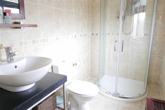 EN-SUITE SHOWER ROOM