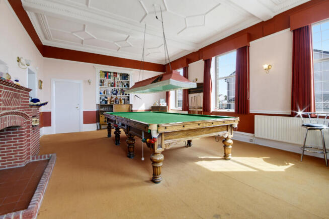 5 bed Detached for sale Image 11