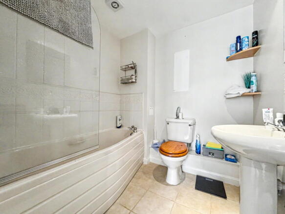 3 bed Apartment for sale Image 8