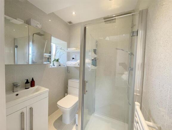 2 bed Penthouse to rent Image 11