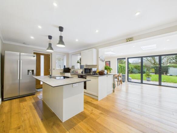 CAM04018G0-PR0426-STILL026