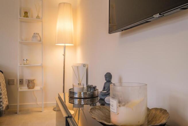 010-2_Hunterfield_Place_Carluke_ML84GY.jpg