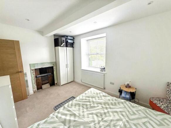 4 bed Semi-Detached for sale Image 12