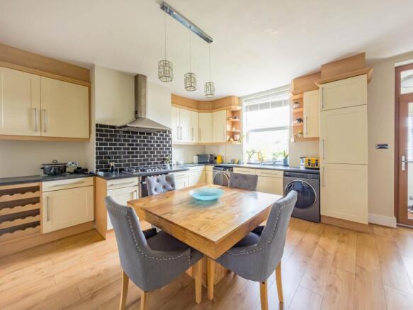 4 bed Semi-Detached for sale Image 4