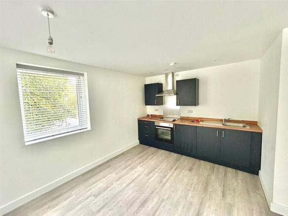 2 bed Apartment to rent Image 4