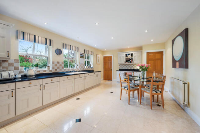 5 bed Detached for sale Image 11