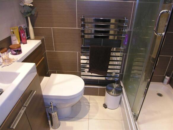 EN-SUITE SHOWER ROOM