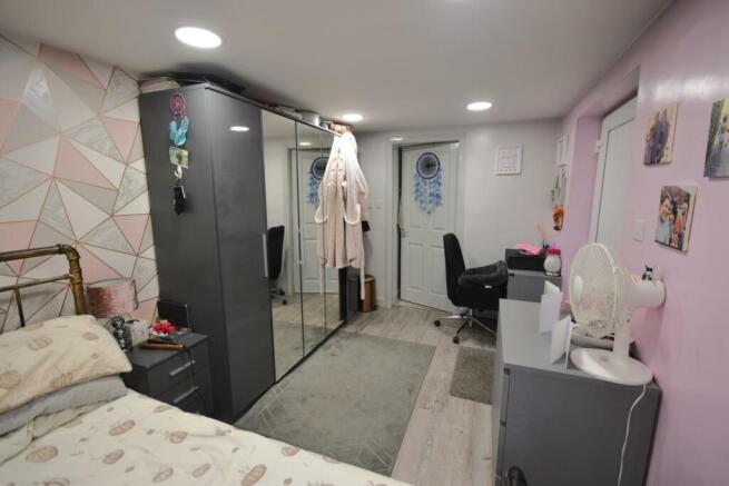 SEPARATE BEDROOM/EN SUITE