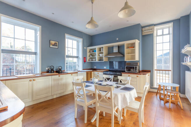 5 bed Detached for sale Image 6