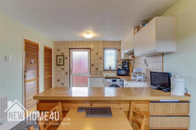 KITCHEN / DINER: