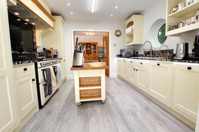 5 bed Detached for sale Image 4