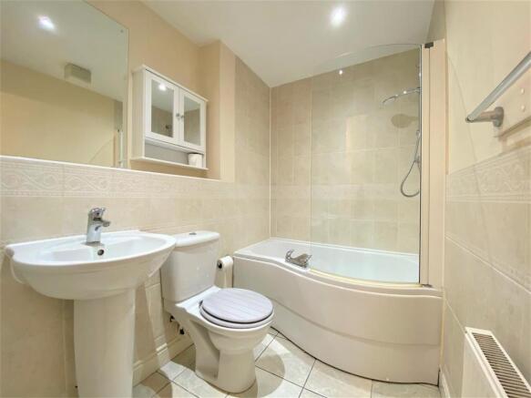 04 Bathroom.jpg