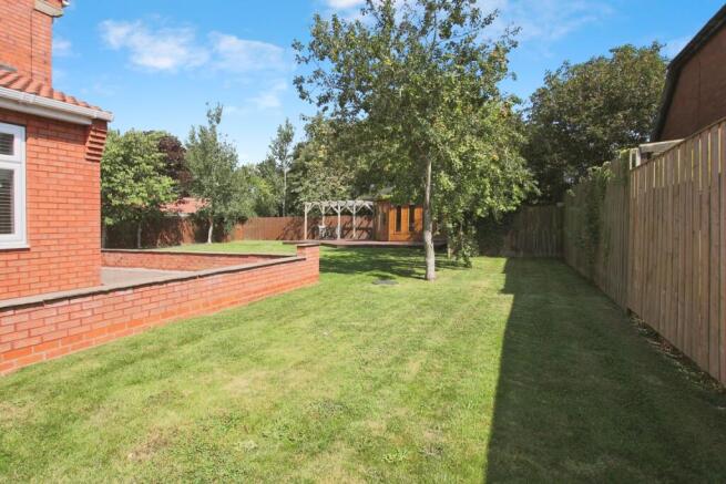 5 bed Detached for sale Image 12