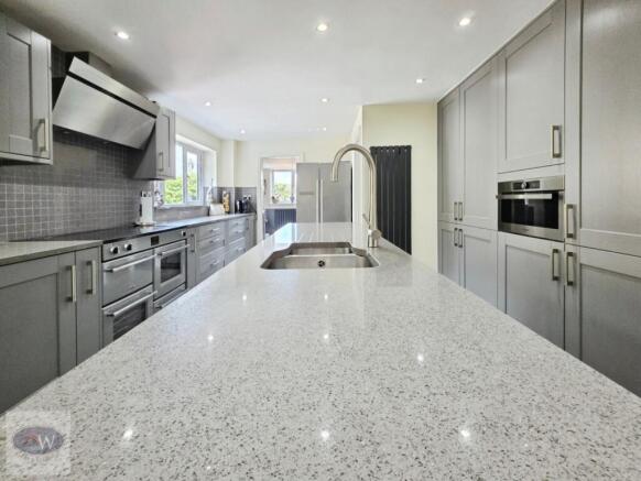 5 bed Detached for sale Image 4