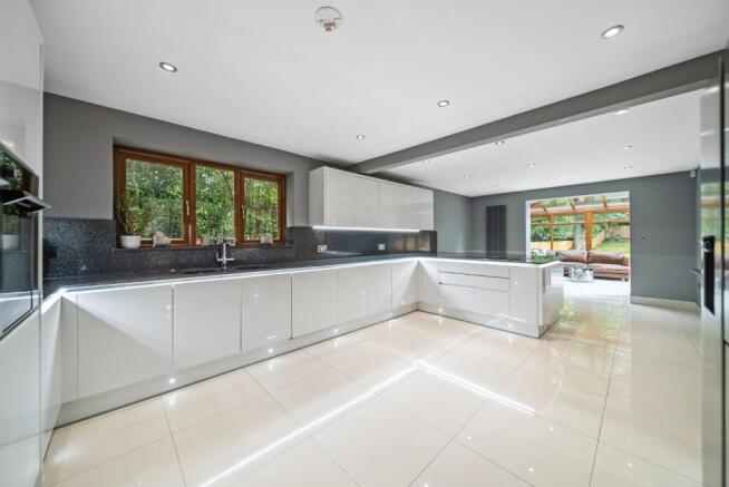6 bed Detached for sale Image 4