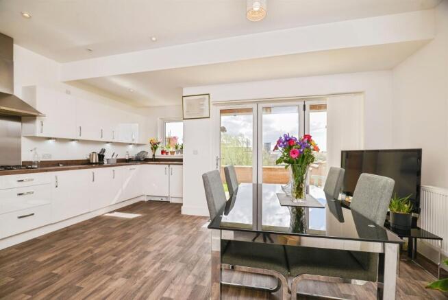 4 bed Town House for sale Image 4