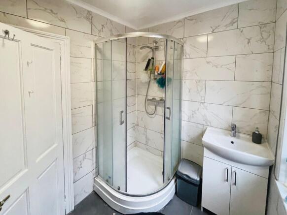 e6b6fada-bathroom...