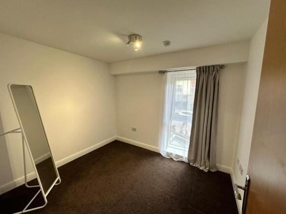 3 bed Flat to rent Image 7