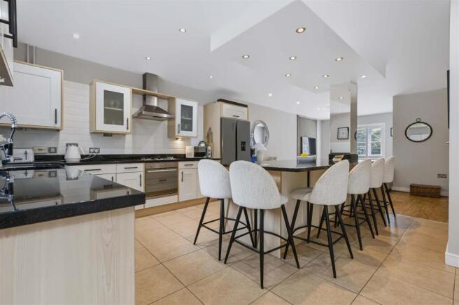 212 Dickens Heath Road 11.jpg