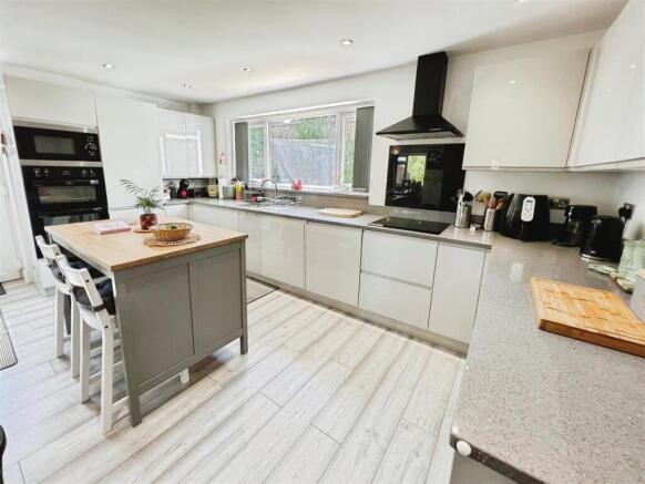 4 bed Detached for sale Image 7