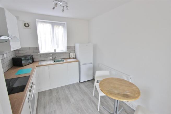 2 bed Flat to rent Image 2