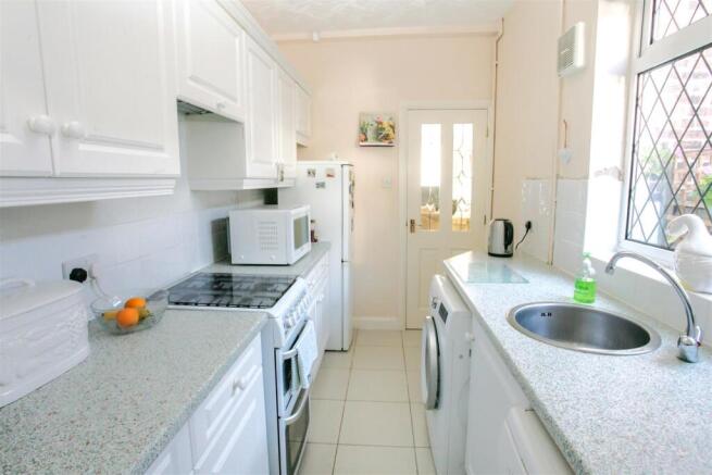 FITTED KITCHEN
