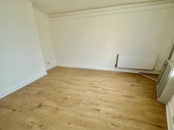 2 bed Apartment to rent Image 4