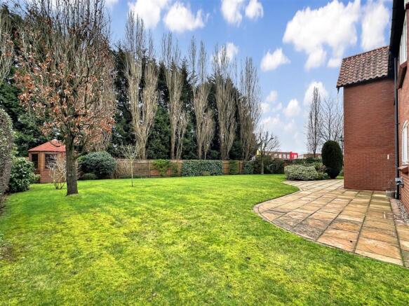 Lovely Proportioned Garden 874