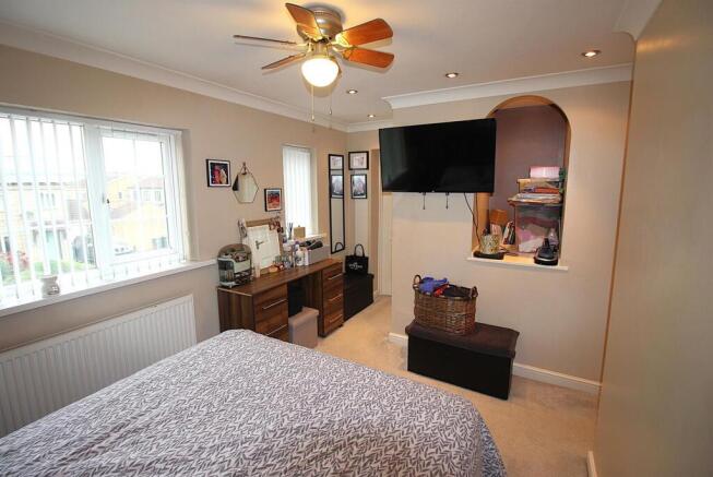 4 bed Detached to rent Image 8
