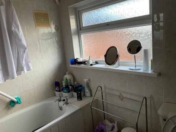 Bathroom 2.jpg