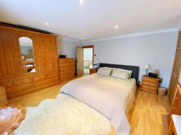 Bedroom 1 pic 3.jpg