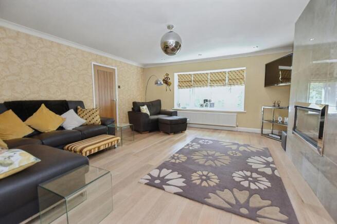 5 bed Detached for sale Image 8
