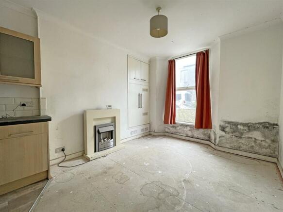 Charlotte Street 41 Flat 2 Living Room 2.jpg