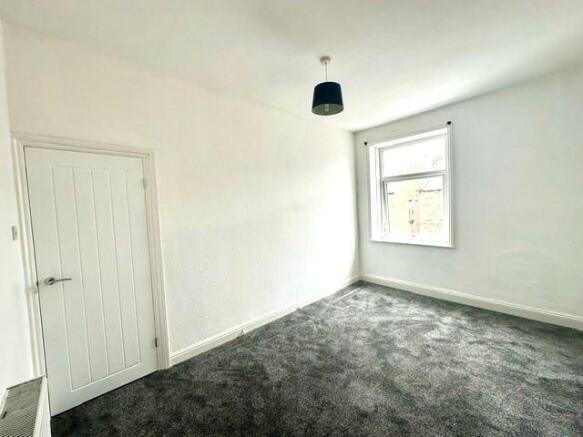2 bed Terraced to rent Image 5