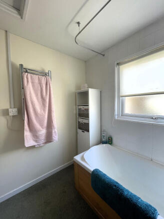 Bathroom b.JPG