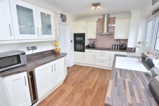 KITCHEN 2.JPG