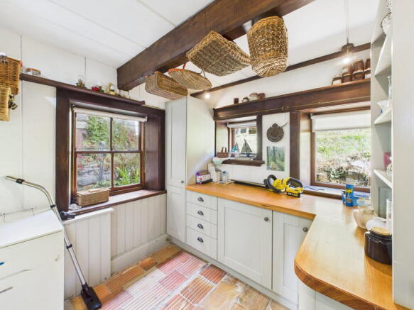 6 bed Detached to rent Image 8