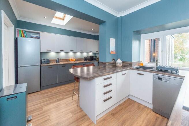 SITTING ROOM DINING AREA AND FITTED KITCHEN