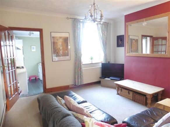 Spacious lounge (rea