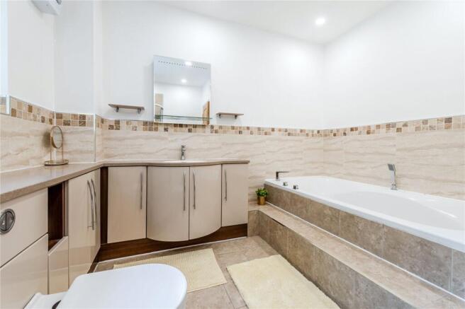 5 bed Detached for sale Image 11