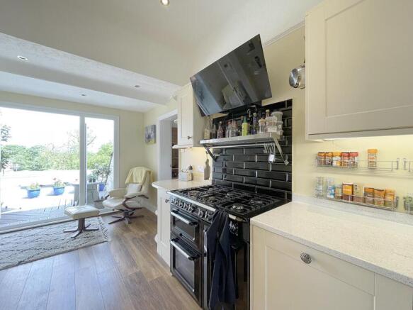 2 bed Penthouse to rent Image 8