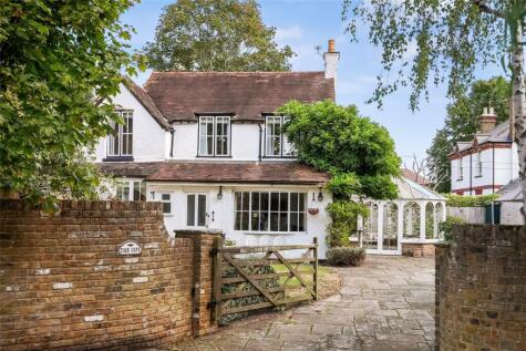 Mervyn Road, Shepperton, TW17