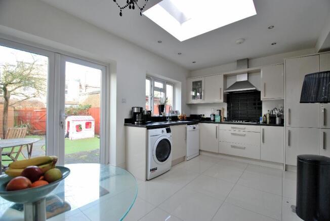 Stylish Fitted Kitchen/B'fast Room