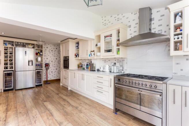 Kitchen 2.jpg