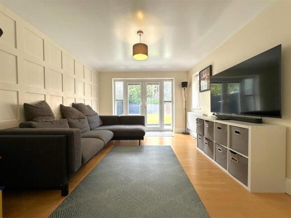 Large Sitting Room 927