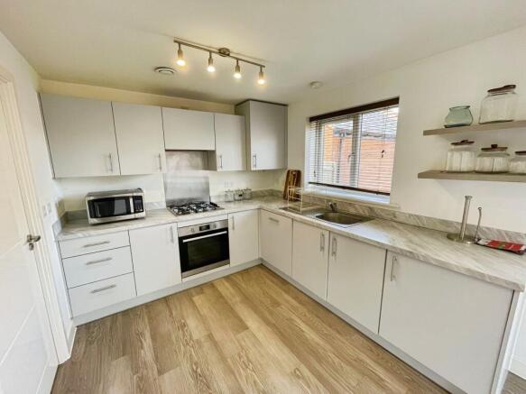 Freshfields Close, Basingstoke, RG23 photo 4